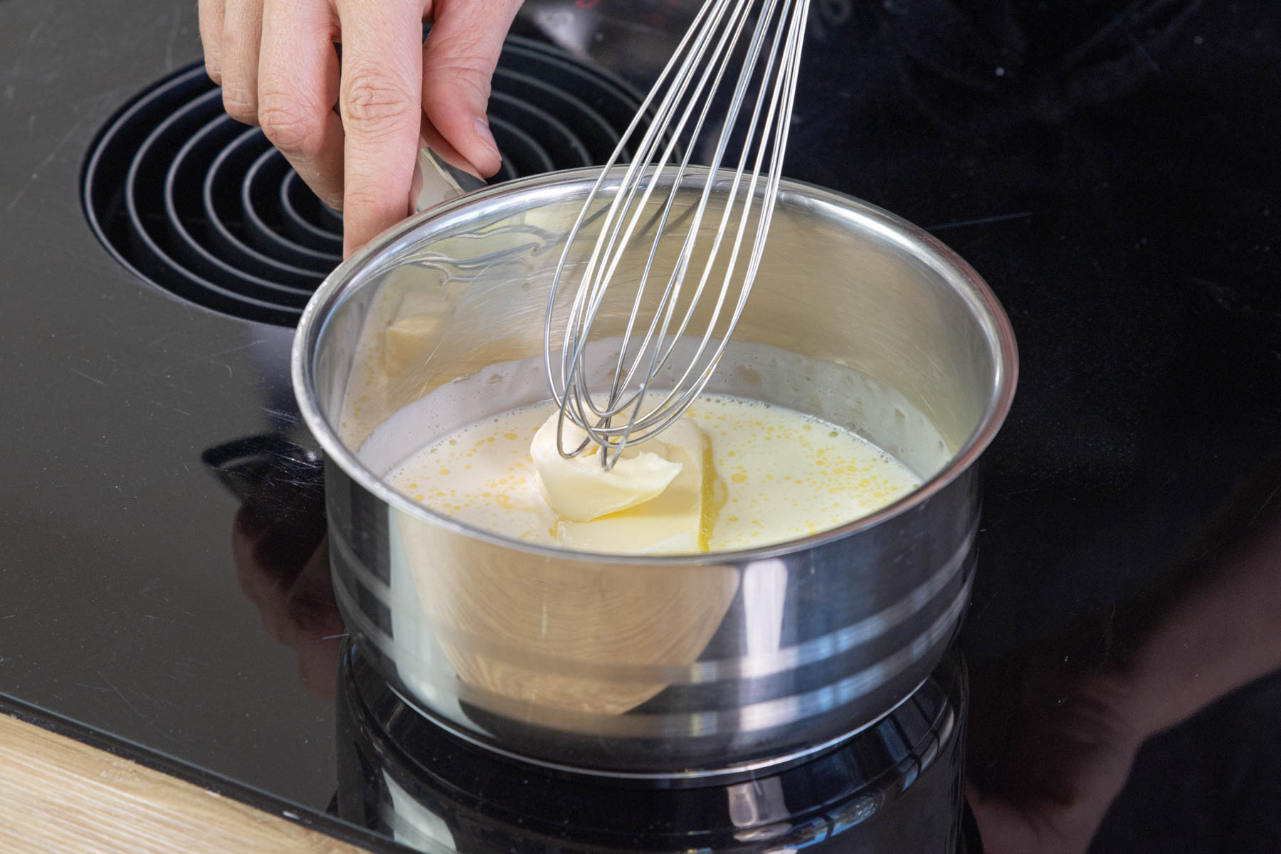 Guss für den Butterstreuselkuchen zubereiten