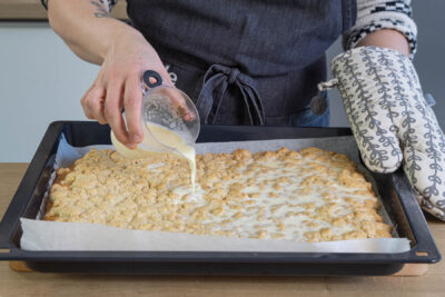 Kuchen mit der Butter-Sahne tränken