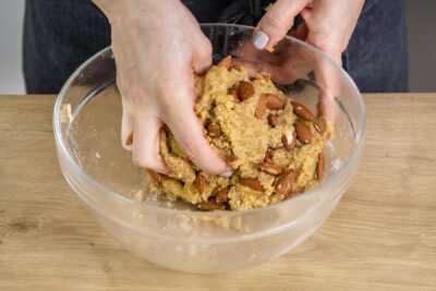 Mandeln unter den Cantuccini-Teig kneten