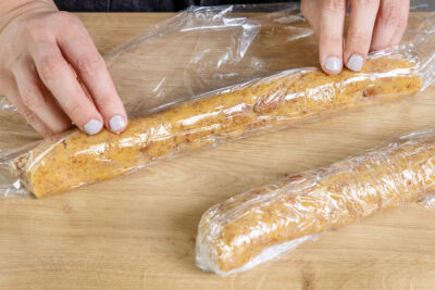 Cantuccini als Rolle in Frischhaltefolie wickeln