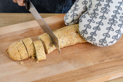 gebackene Cantuccini-Rollen in Scheiben schneiden
