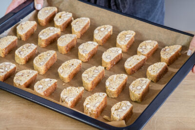 Cantuccini in Scheiben aufs Backblech geben