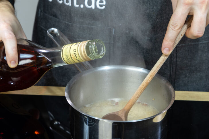 Cognac zur Pfeffersauce geben