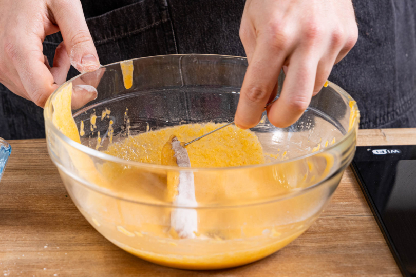 Corn Dog im Teig wälzen
