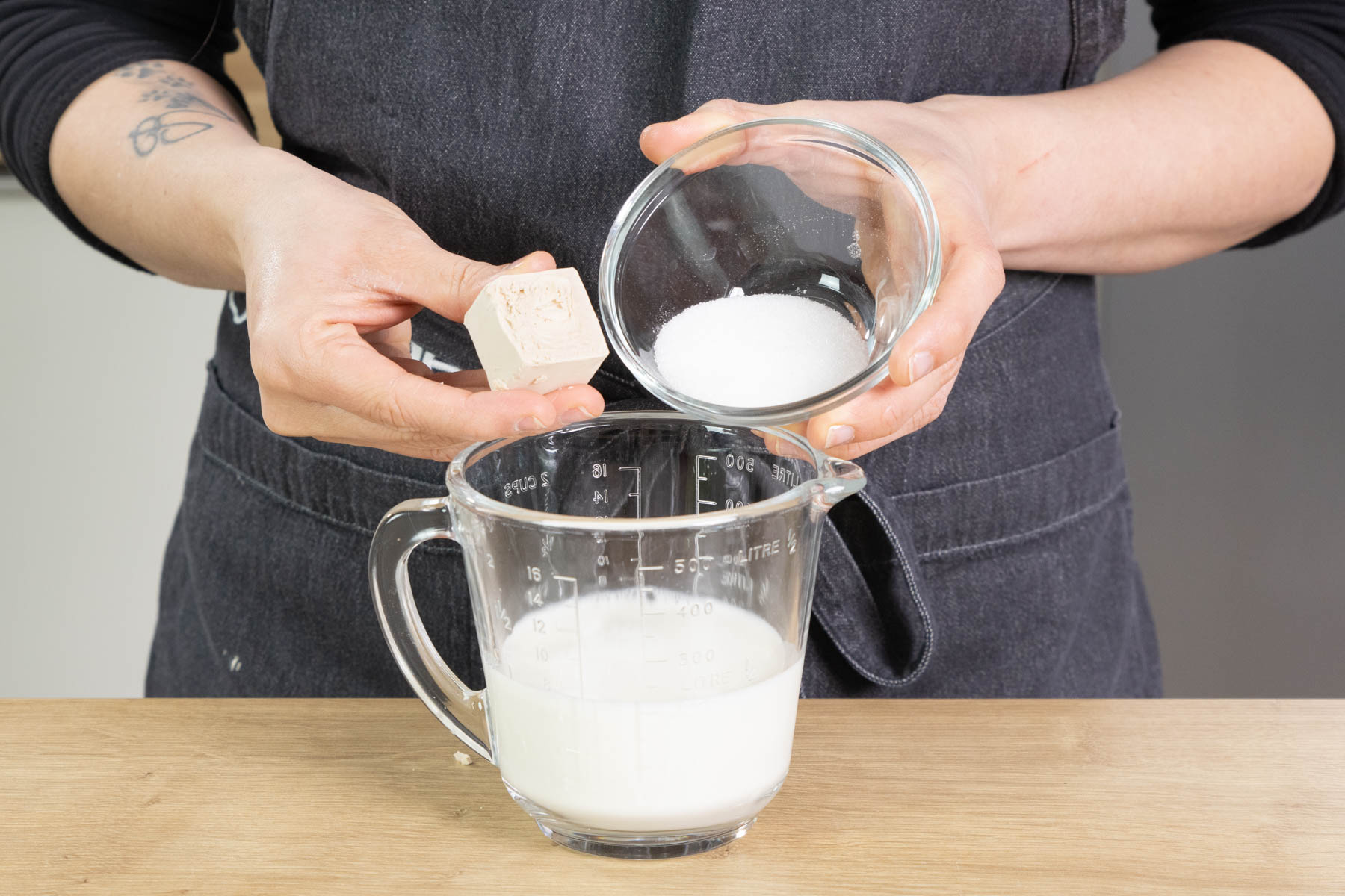 Hefe zur Milch bröseln
