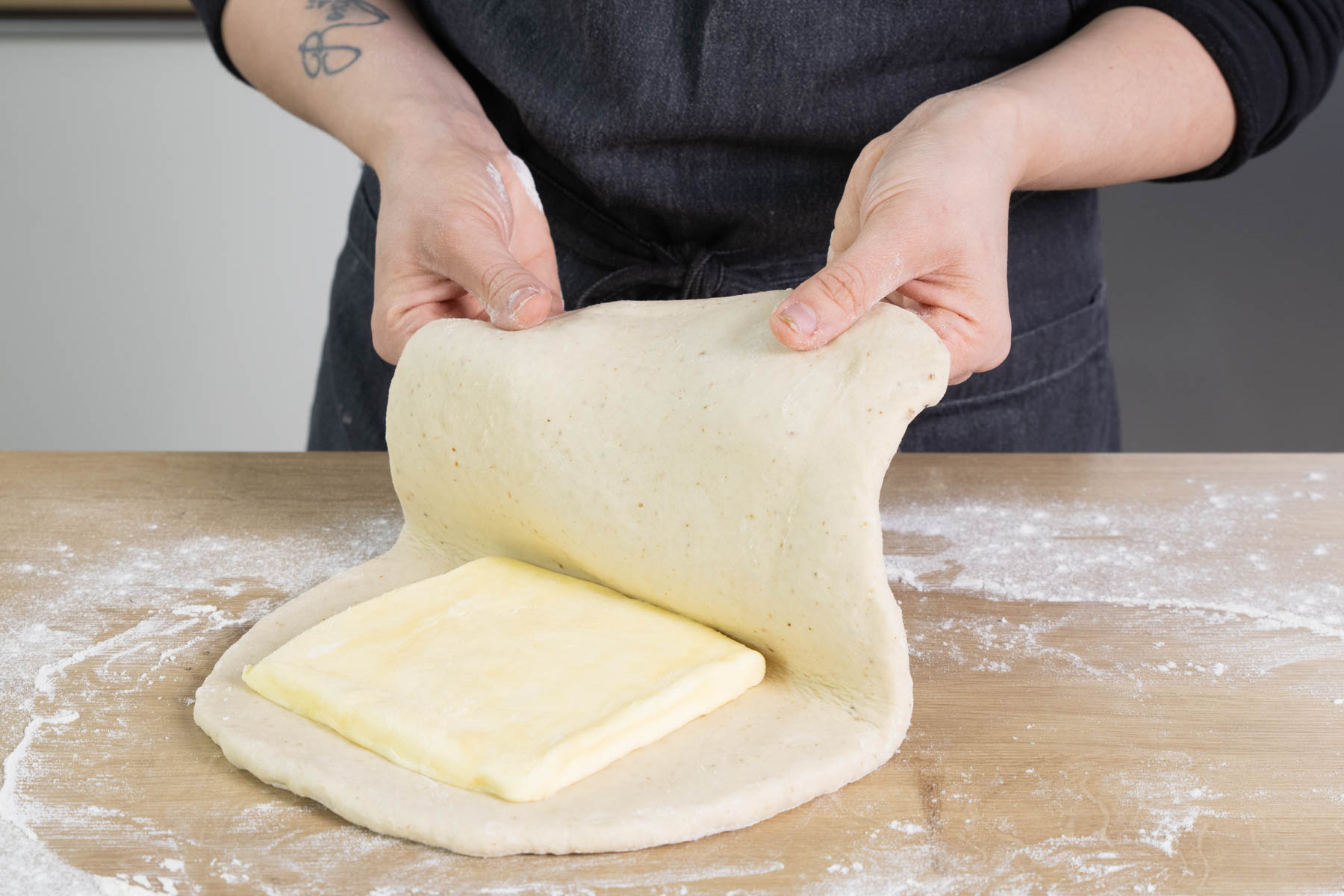 Butter auf den Teig legen
