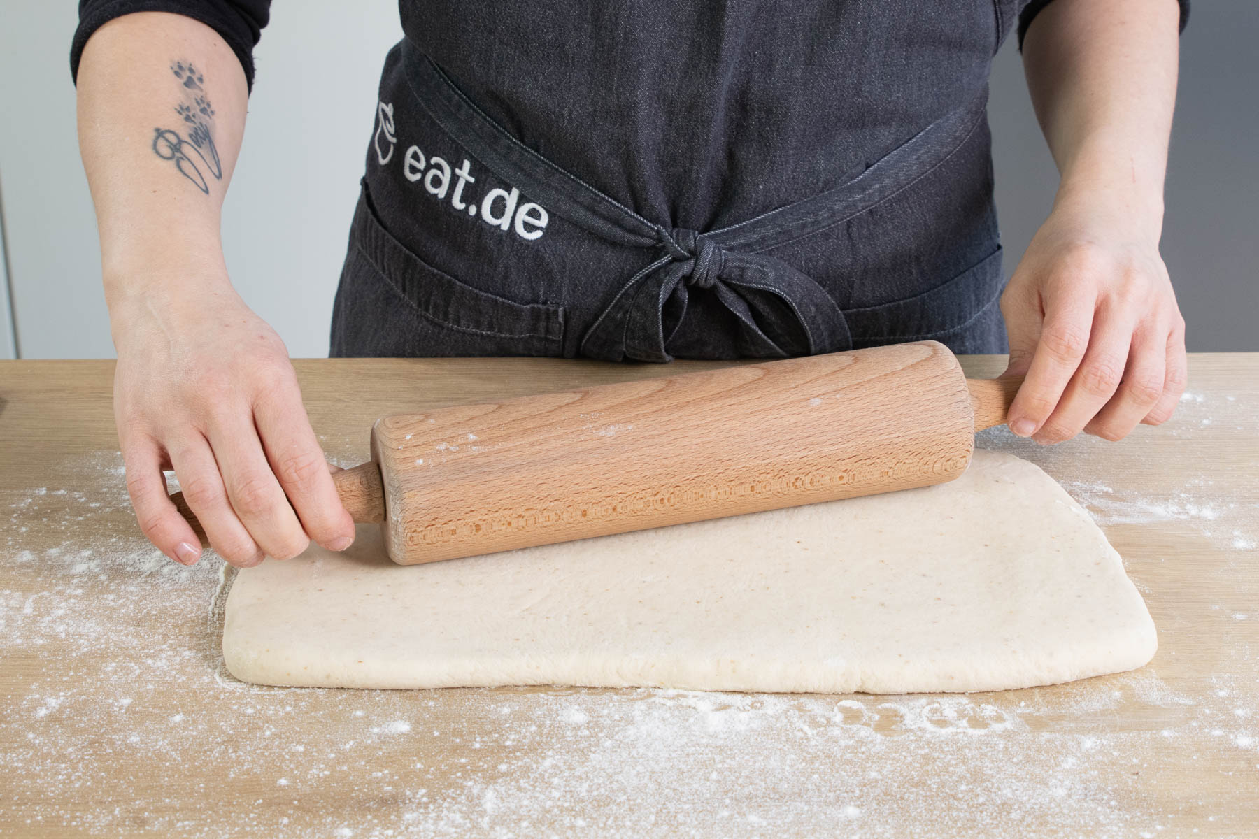 Teig für die Croissants ausrollen