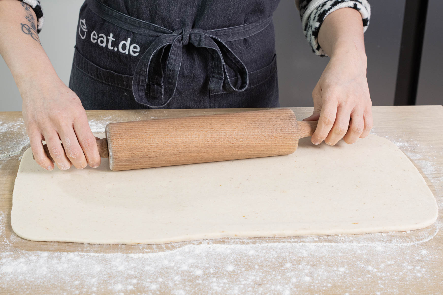 Teig für die Croissants ausrollen