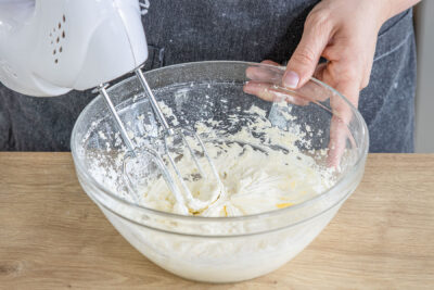 Puderzucker und Butter hell cremig rühren