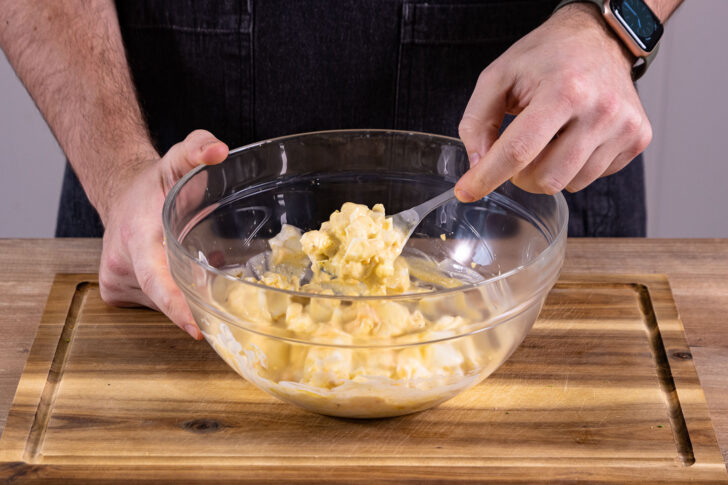 Eiersalat verrühren
