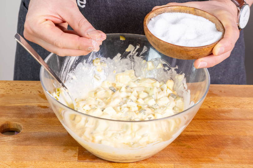 Eiersalat mit Spargel salzen