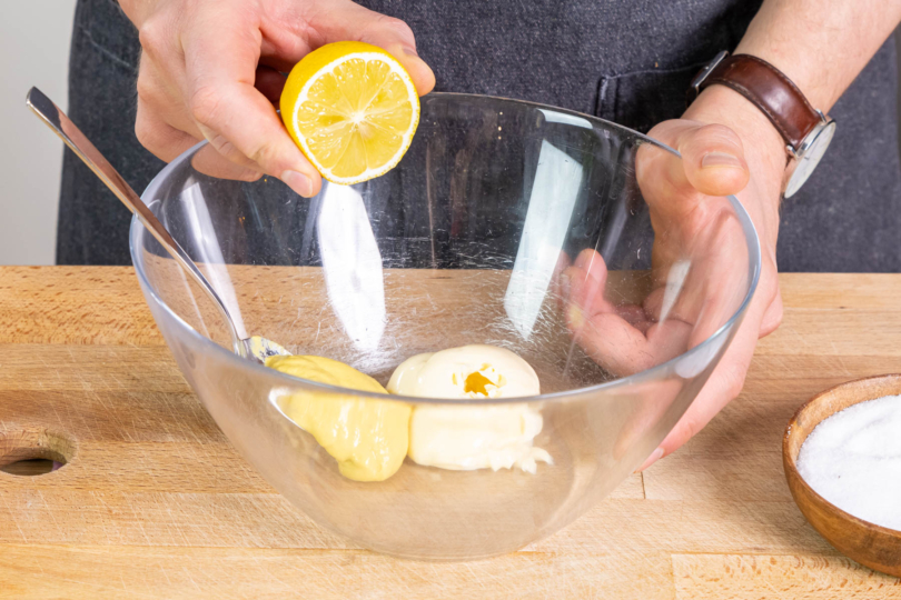 Zitronensaft zum Dressing geben