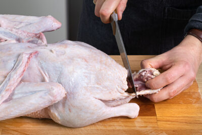 Bürzel und Hals von der Ente schneiden