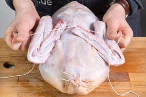 Ente mit Küchengarn verschnüren