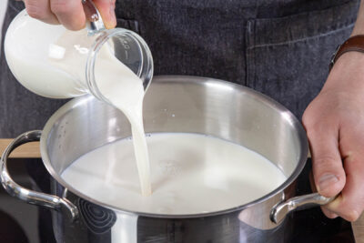 Milch und Sahne erhitzen, nicht kochen