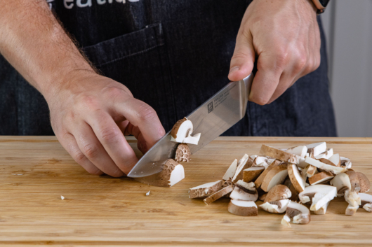 Frische Champignons schneiden