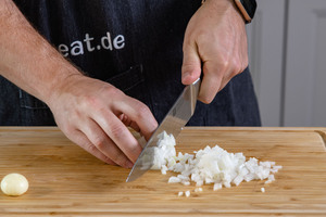 Zwiebel und Knoblauch schneiden