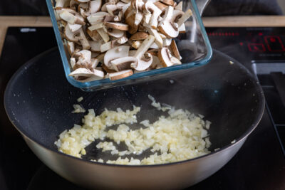 Frische Champignons in die Pfanne geben