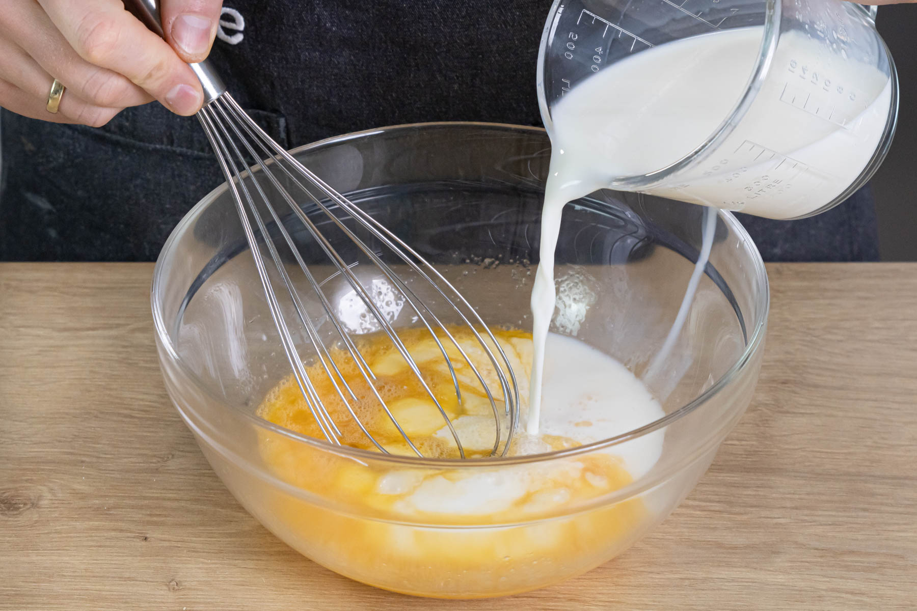 Eier, Salz Zucker und Milch in einer Schüssel mischen