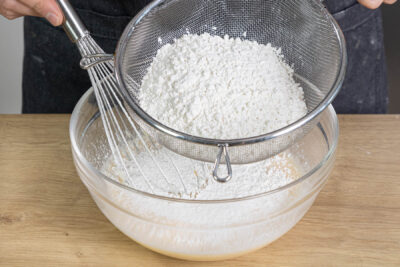 glutenfreies Mehl in die Schüssel sieben