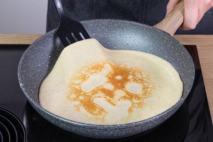 Pfannkuchen wenden