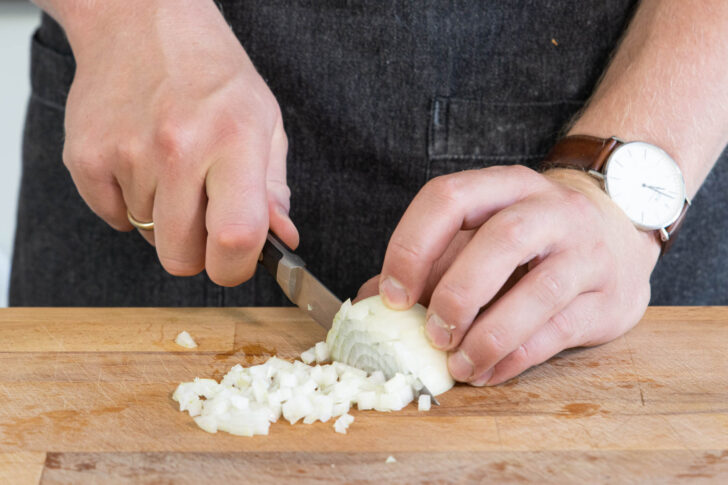 Zwiebel in Würfel schneiden