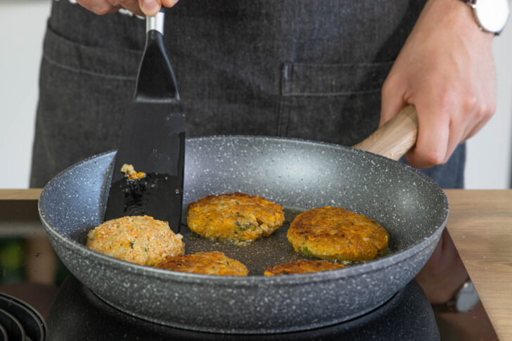 vegane Grünkernbratlinge anbraten