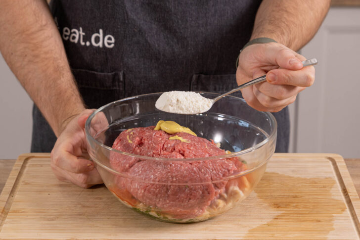 Senf und Mehl dazugeben