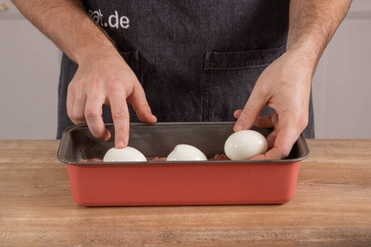 Eier auf den Hackbraten legen