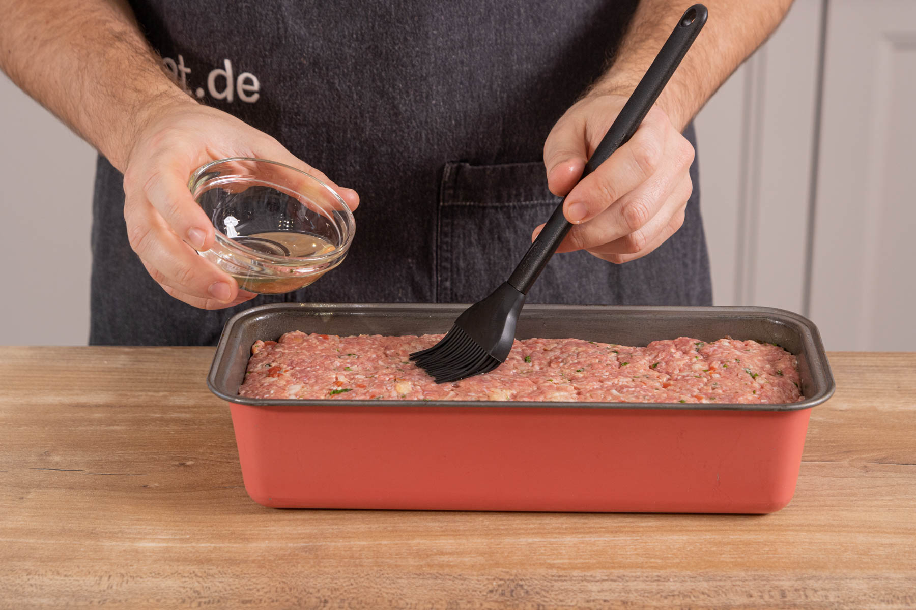 Hackbraten mit Ei mit Öl bestreichen