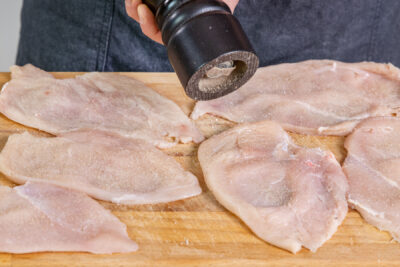 Hähnchenschnitzel mit Salz und Pfeffer würzen