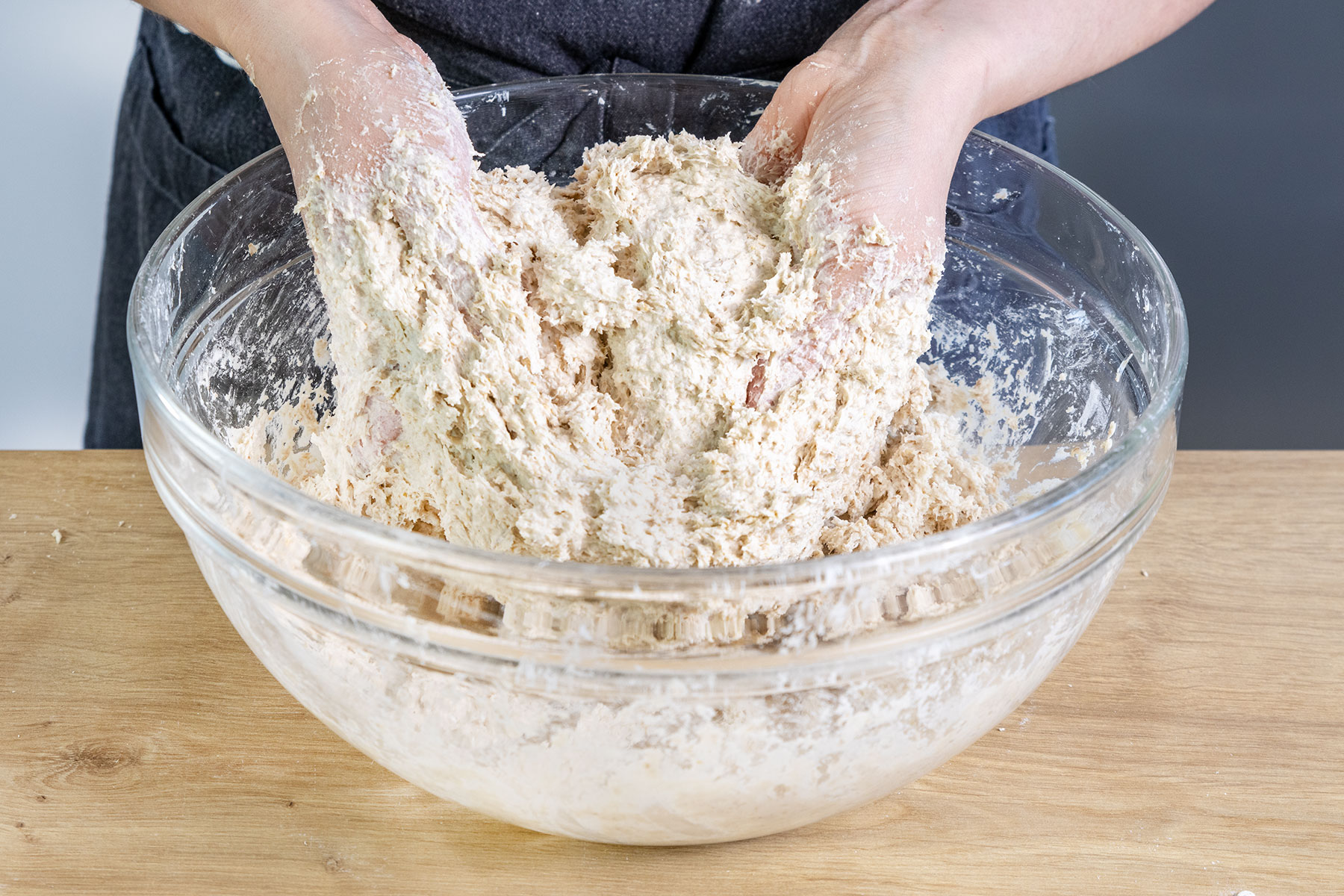 Teig für das Haferflocken-Quark-Brot verkneten