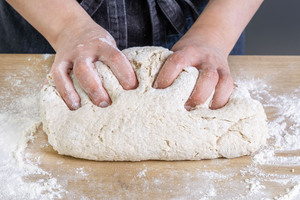 Teig für das Haferflocken-Quark-Brot nachkneten