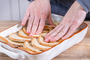 Brotscheiben etwas eindrücken
