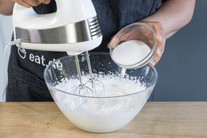 Eischnee mit Zucker steif schlagen