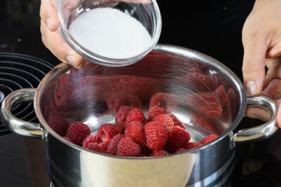 Himbeeren mit Zucker und etwas Wasser erhitzen