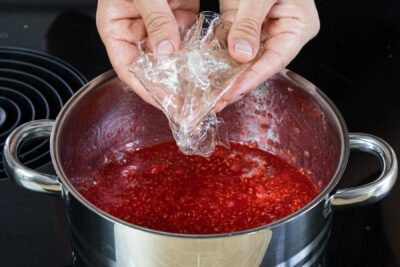 eingeweichte Gelatine zu den erhitzten Himbeeren geben