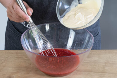 Joghurt zu den Himbeeren geben