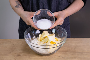 Zucker zu allen anderen Teigzutaten geben
