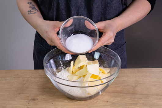Zucker zu allen anderen Teigzutaten geben