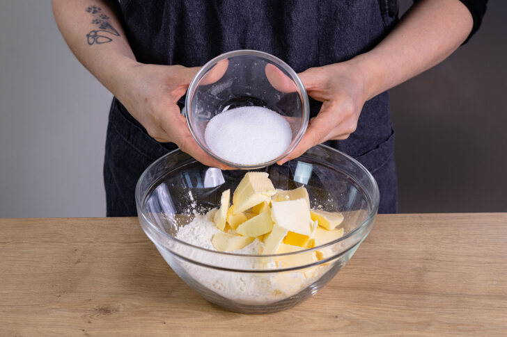 Zucker zu allen anderen Teigzutaten geben