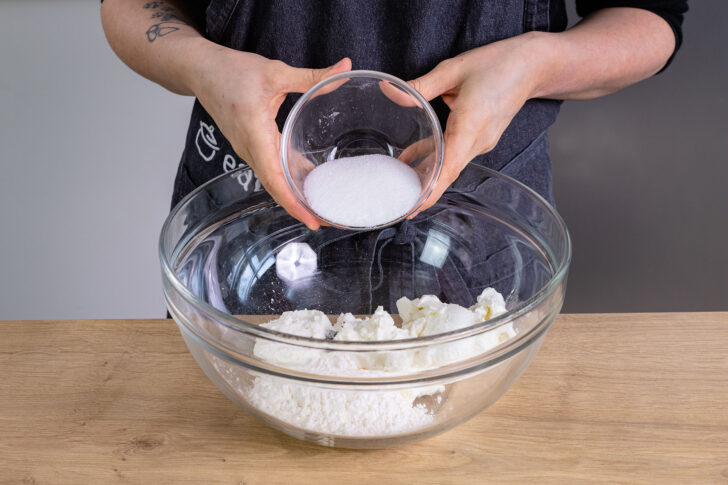 Zucker zu den anderen Zutaten geben