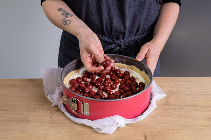 Kirschen auf Käsekuchenmasse verteilen