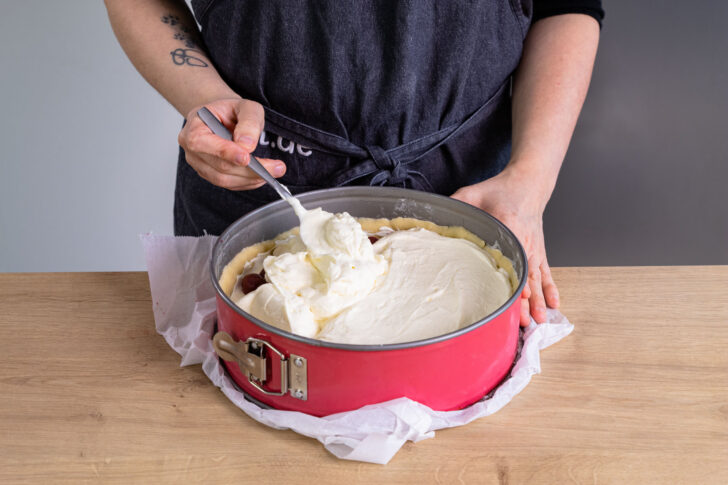 Quarkmasse auf Käsekuchen ohne Ei verteilen