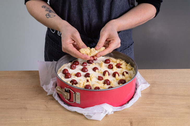 Streusel auf Käsekuchen ohne Ei verteilen