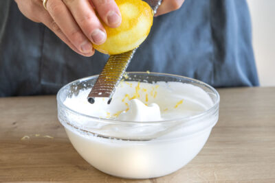 Zitronenschale zum Eischnee geben