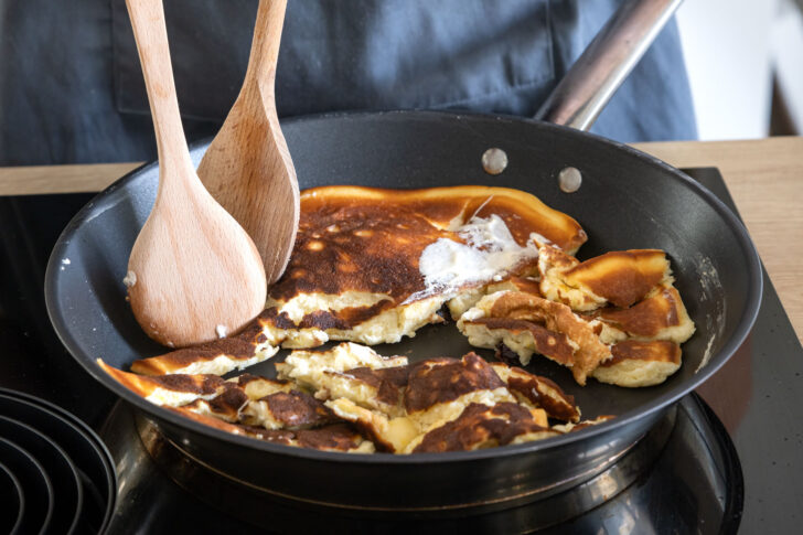 Karamellisierten Kaiserschmarrn zerrupfen
