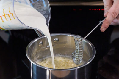 Mehlschwitze mit Milch und Sahne ablöschen