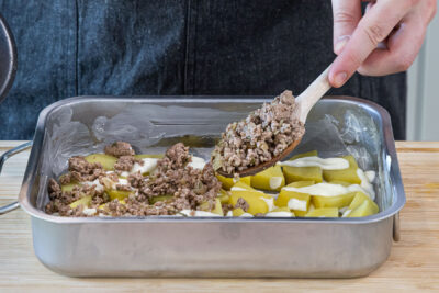 Kartoffelgratin mit Hackfleisch schichten