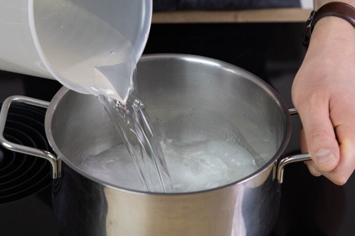 Wasser in den Topf füllen